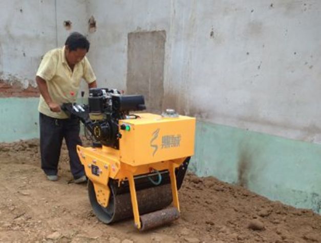 點擊查看詳細信息<br>標題：手扶式單輪壓路機工作照 閱讀次數(shù)：12183