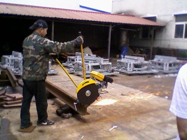 點擊查看詳細信息<br>標題：內(nèi)燃鋸軌機工作照 閱讀次數(shù)：11561