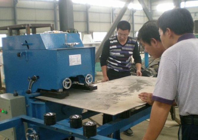 點擊查看詳細信息<br>標題：固定式平板坡口機工作照 閱讀次數(shù)：10991